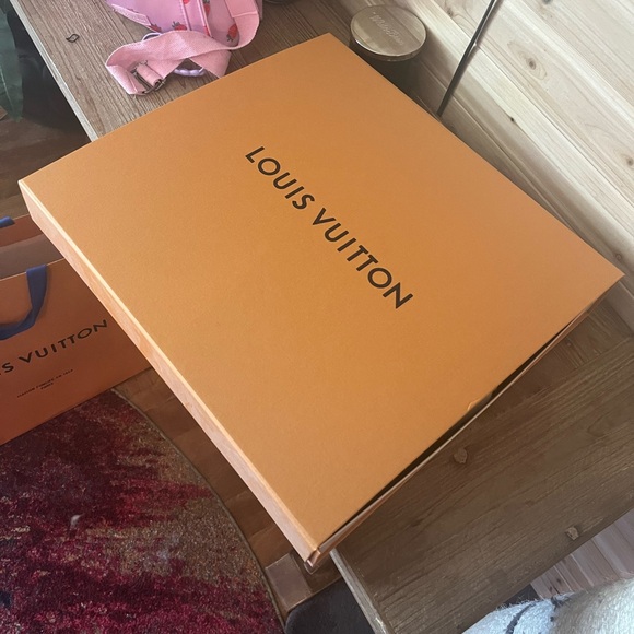 Pristine condition all black authentic Louis Vuitton leather Artsy - Picture 3 of 13